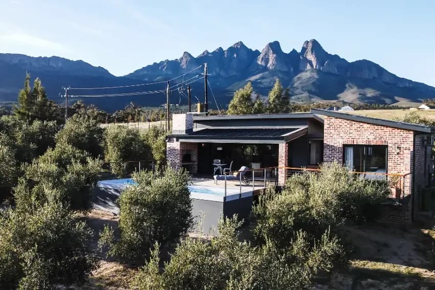 Hot tub accommodation at Bainsview Olive Guest Farm