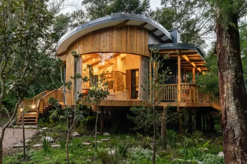 Hot tub soaking under trees at Boomhuis