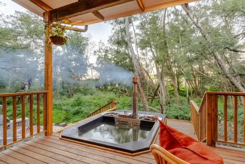 Hot tub at Boomhuis