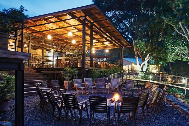 Fugitives' Drift Lodge boma and bar