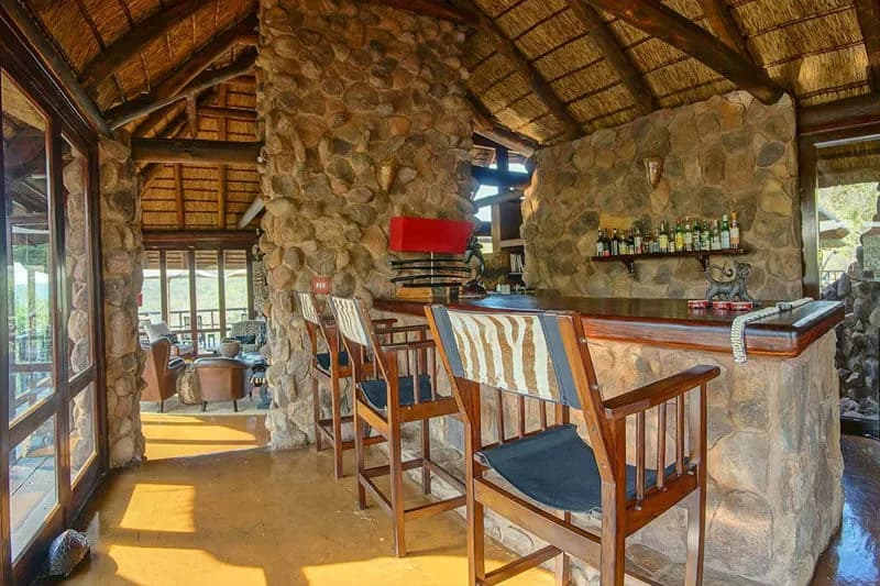 Makweti Safari Lodge bar and lounge