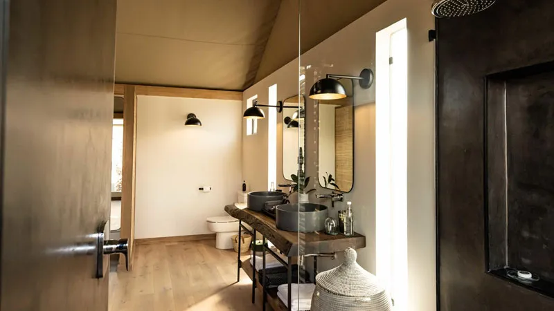 Mavela Game Lodge luxury tent bathroom