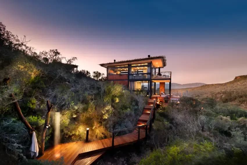 Hot tub on deck at Melozhori Treehouse